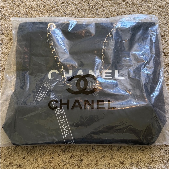 Chanel Mesh Tote with pouch Brand new - Picture 7 of 7